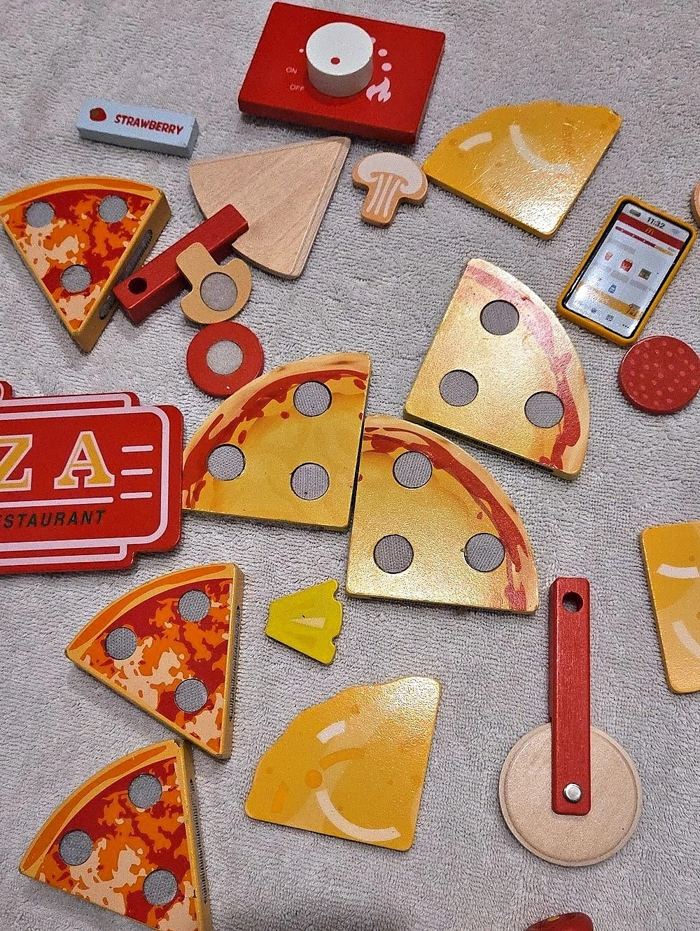 Melissa & Doug Wooden Pizza Party Play Food Set Yellow & Red